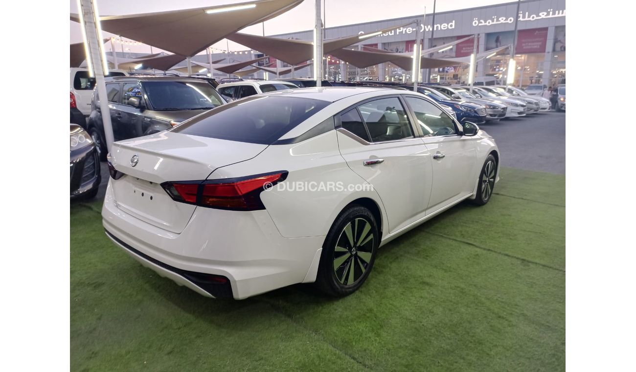 Nissan Altima 2019 model, radar, fingerprint, cruise control, sensor wheels, in excellent condition, you do not ne