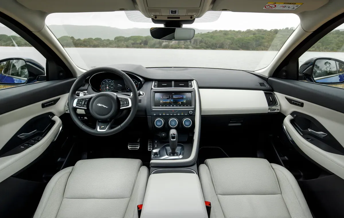 جاكوار E Pace interior - Cockpit