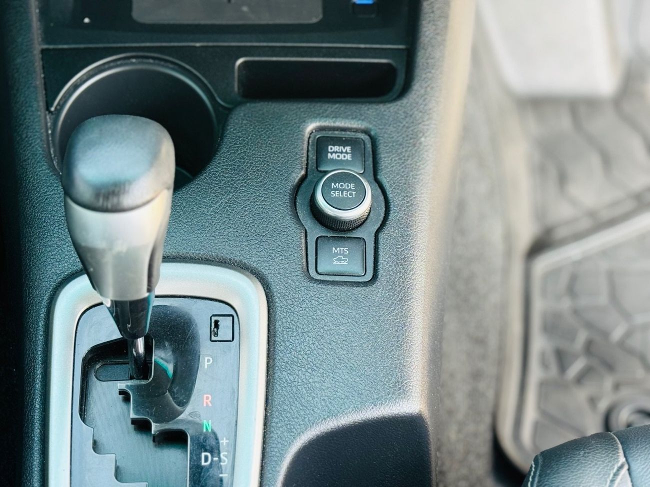 تويوتا هيلوكس Toyota HILUX Full option top of the range with some new options which  HILUX doesn’t have it