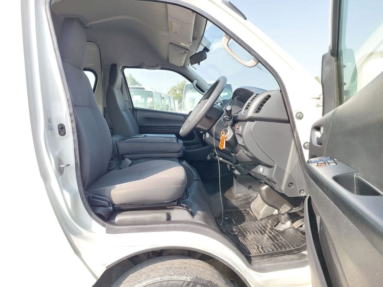 Toyota Hiace (RAMADAN OFFER) TOYOTA HIACE COMMUTER VAN RHD 2018 MODEL 2.5 L DIESEL MANUAL(PM73780)