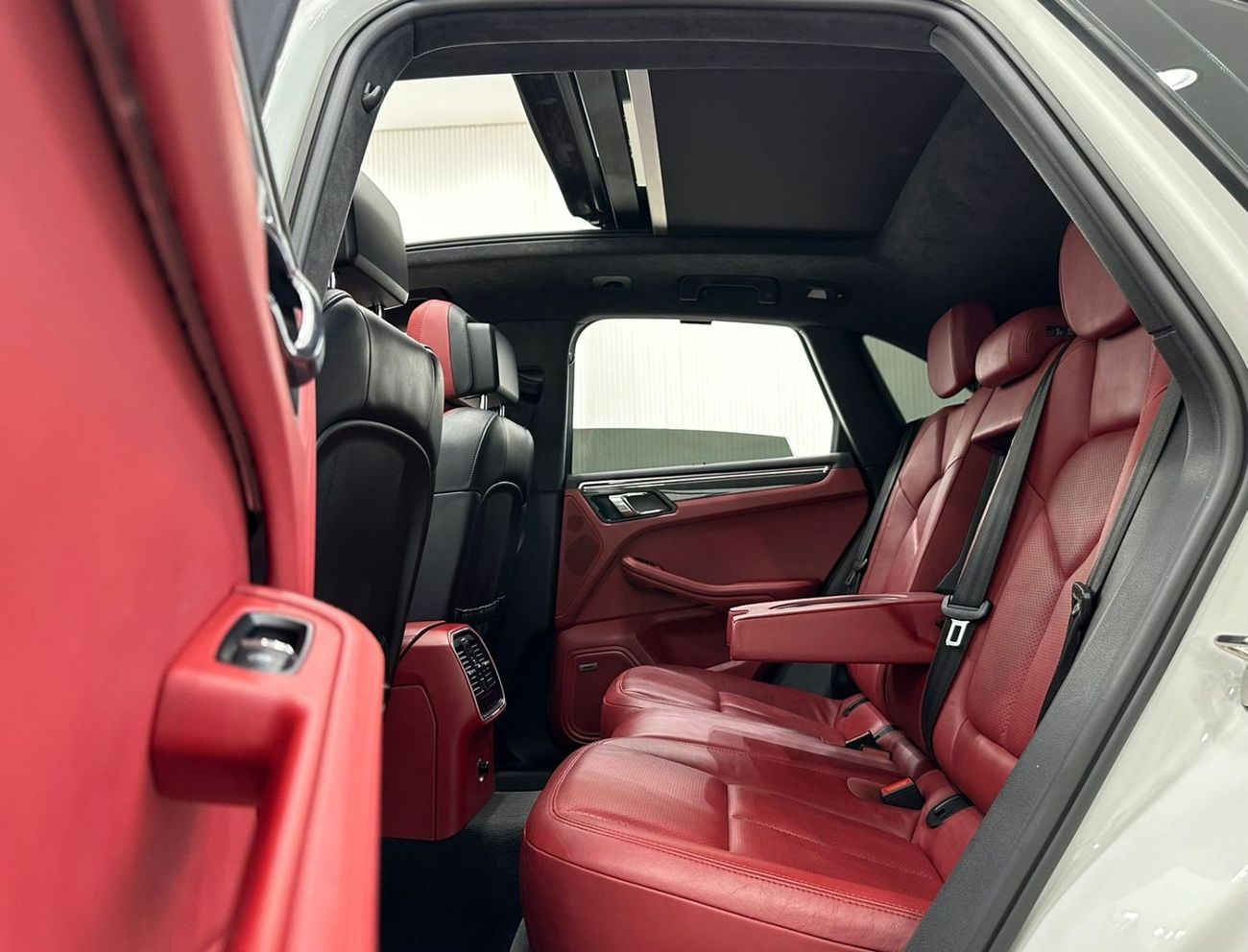 Porsche Macan 2015 Porsche Macan Turbo, Full Service History, Carbon Fiber Package, Excellent Condition, GCC