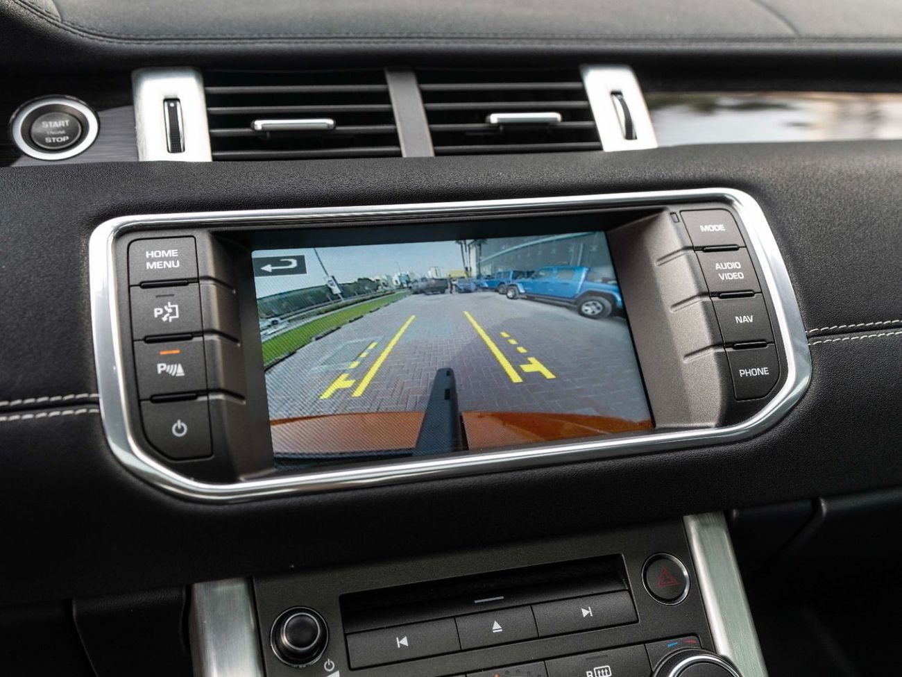 لاند روفر رانج روفر إيفوك Dynamic Plus 2.0L (5 Door)