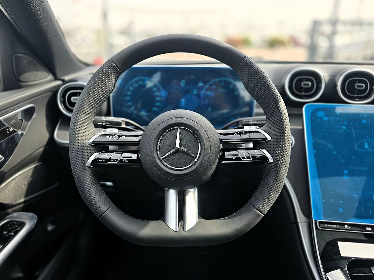 Mercedes-Benz C 200 Mercedes-Benz C200L 1.5L with cold and heat seats white color 2025 Model