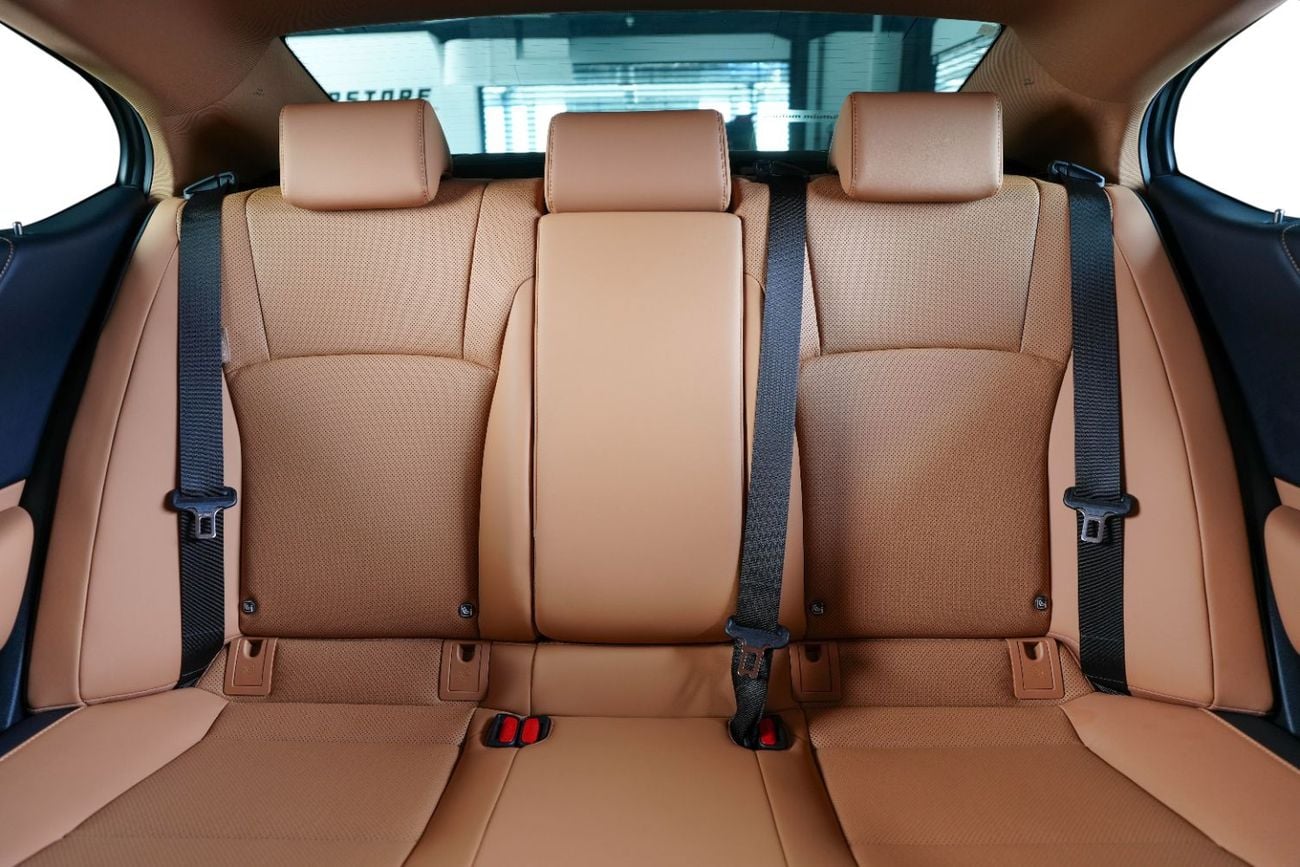 Lexus ES300h GCC- warranty valid till December 2028
