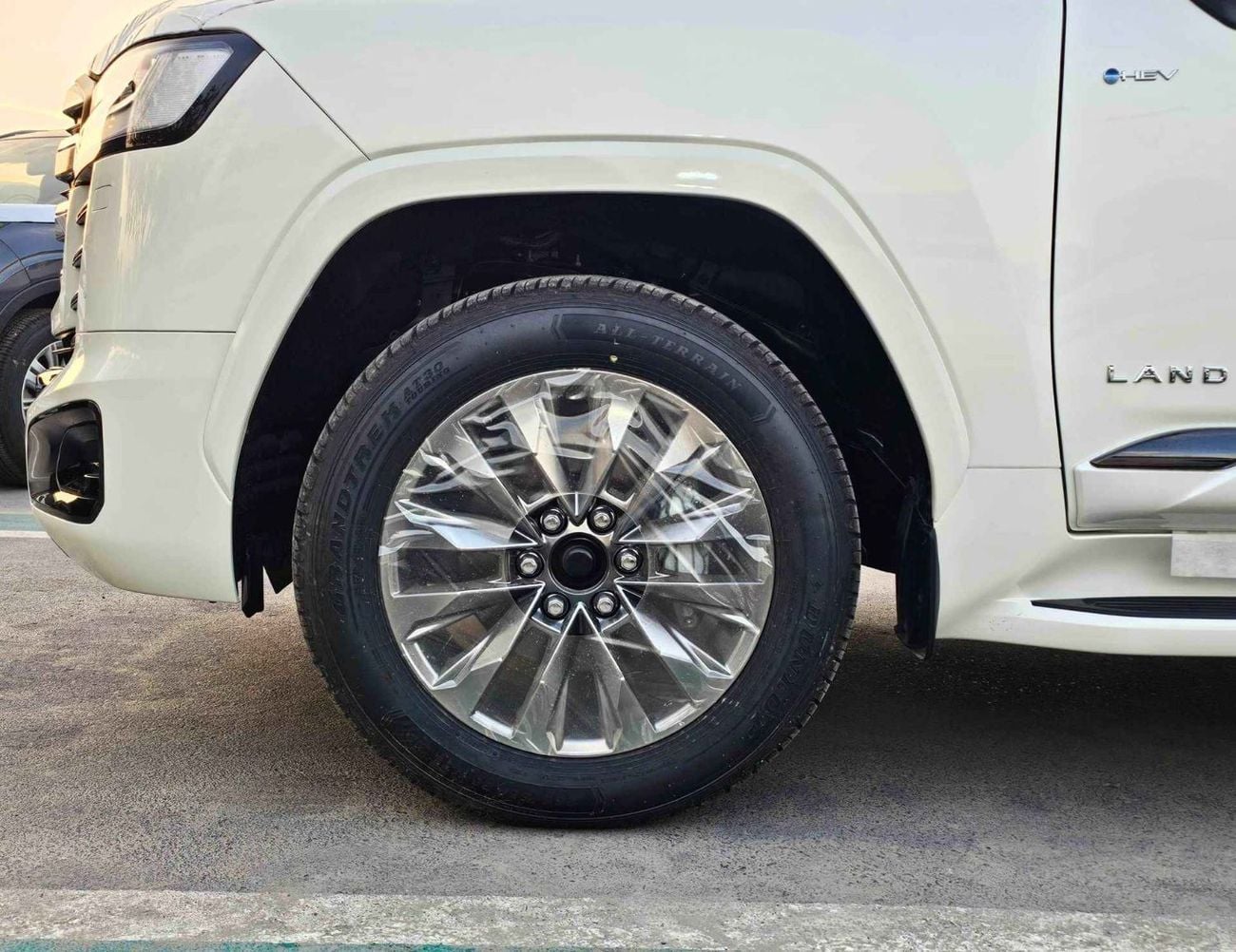تويوتا لاند كروزر VX HYBRID / 3.5L V6 PETROL / RADAR / BIG DVD / JBL SPKRS / LETAHER WITH MEMORY SEATS (CODE # VXH25)