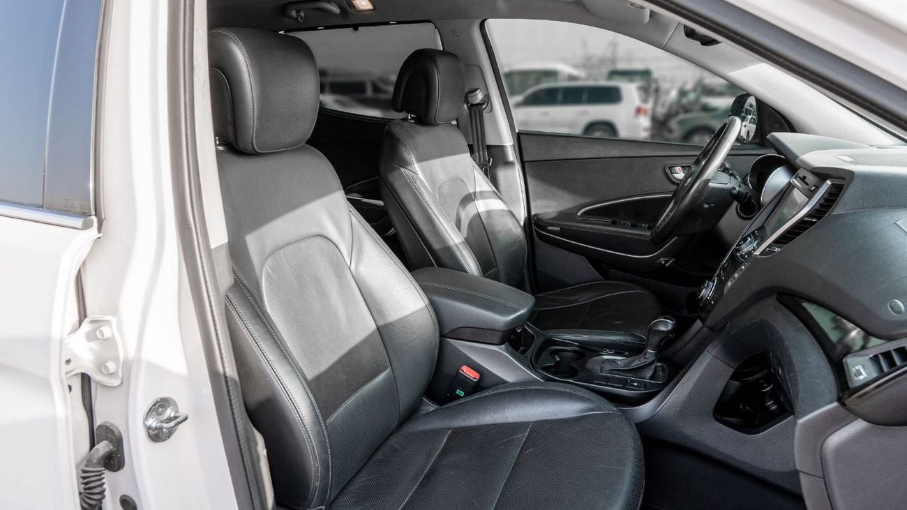 Hyundai Santa Fe 2016 Hyundai Santa Fe 3.3L AT Petrol (White)