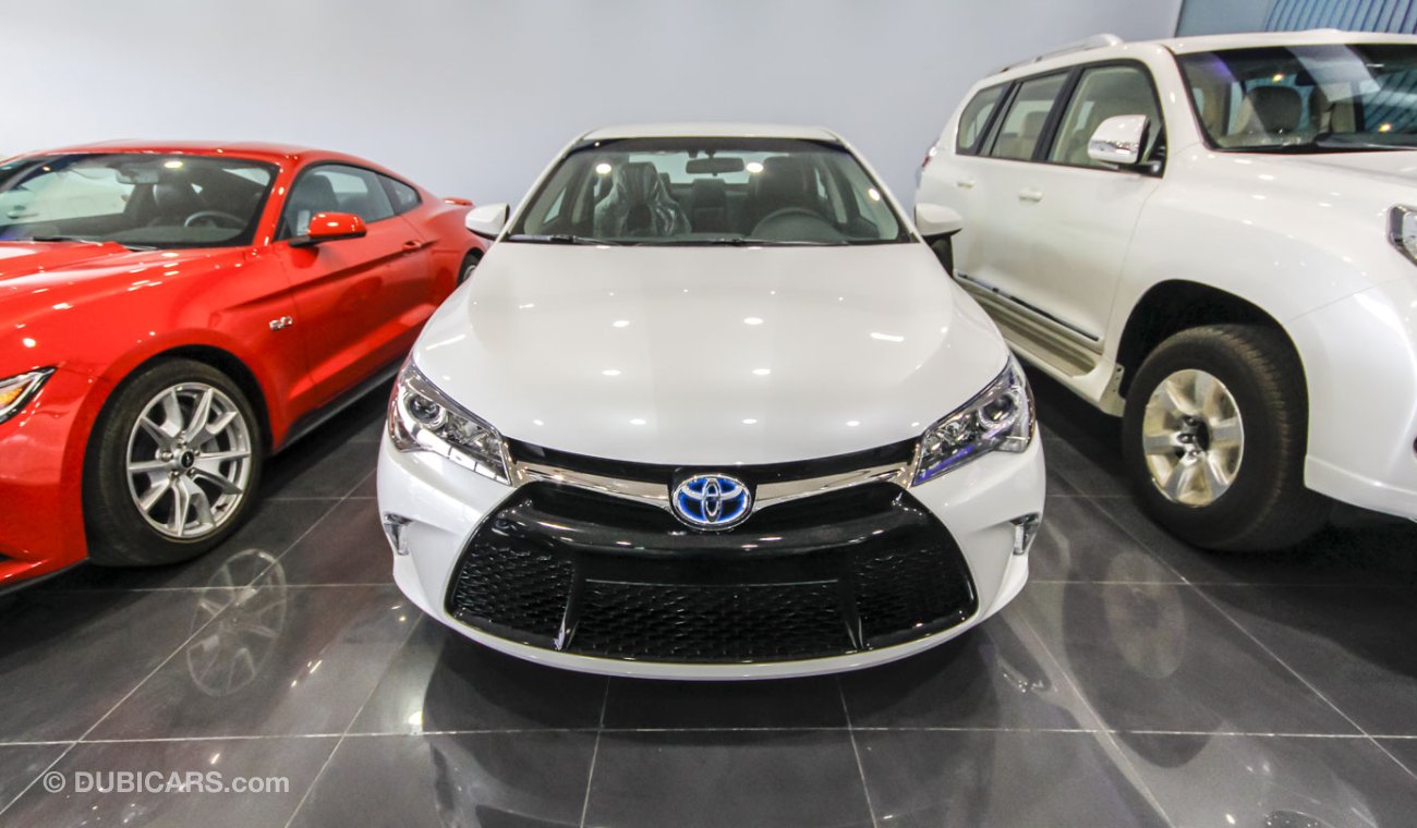 Toyota Camry SE Hybrid