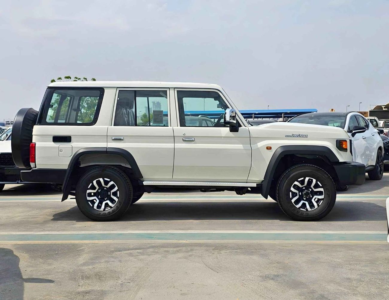 Toyota Land Cruiser 70 LC76 LX/2.8L DIESEL V4 A/T/LETAHER SEATS/DVD,CAMERA/ (CODE#HT76ZS)