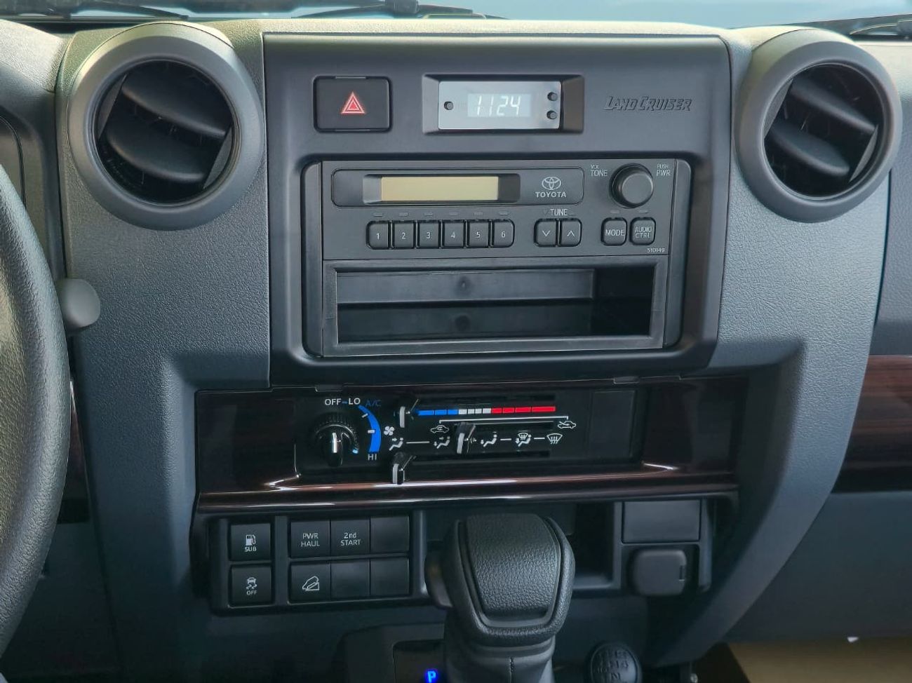 Toyota Land Cruiser 70 TOYOTA LC79 SINGLE CABIN PETROL 4.0 - AT - STD - E - DIFF LOCK - 2025 MODEL - GREY INSIDE GREY - GCC