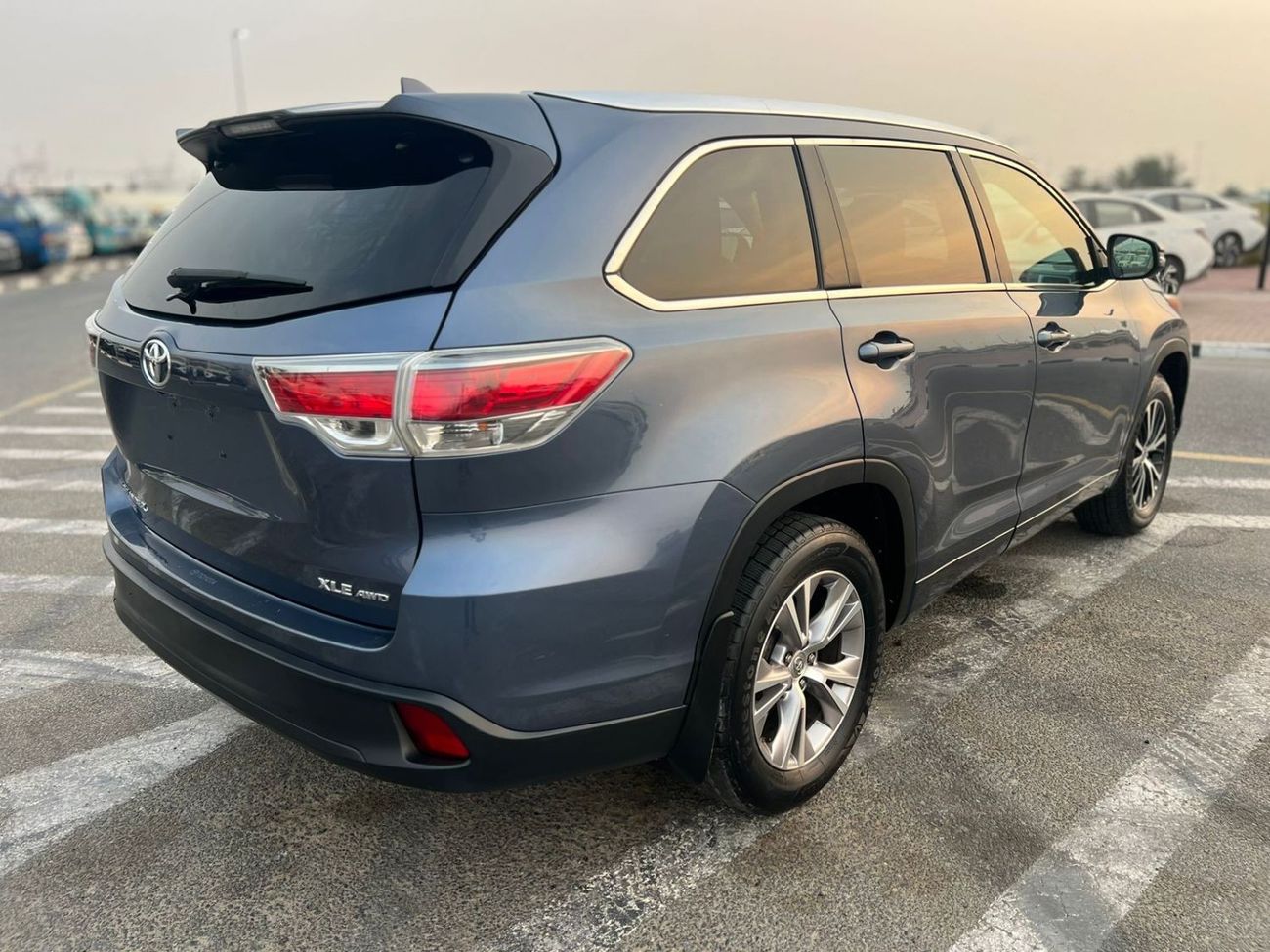 تويوتا هايلاندر 2015 TOYOTA HIGHLANDER XLE - 4x4 - 63500 mileage- SUNROOF 7 SEATER ELECTRIC SEATS -LEATHER SEATS - P