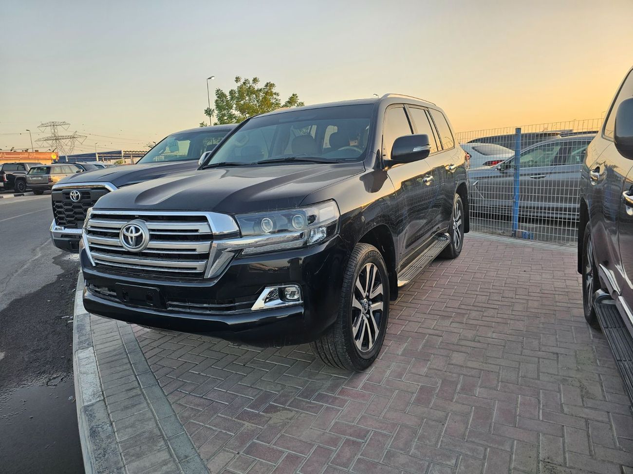 Toyota Land Cruiser VXR 4.6L 4WD Lhd Petrol Automatic 8 Cylinders 8 Seats 5 Doors