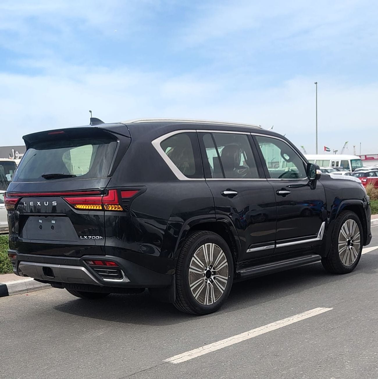 لكزس LX 700h Signature