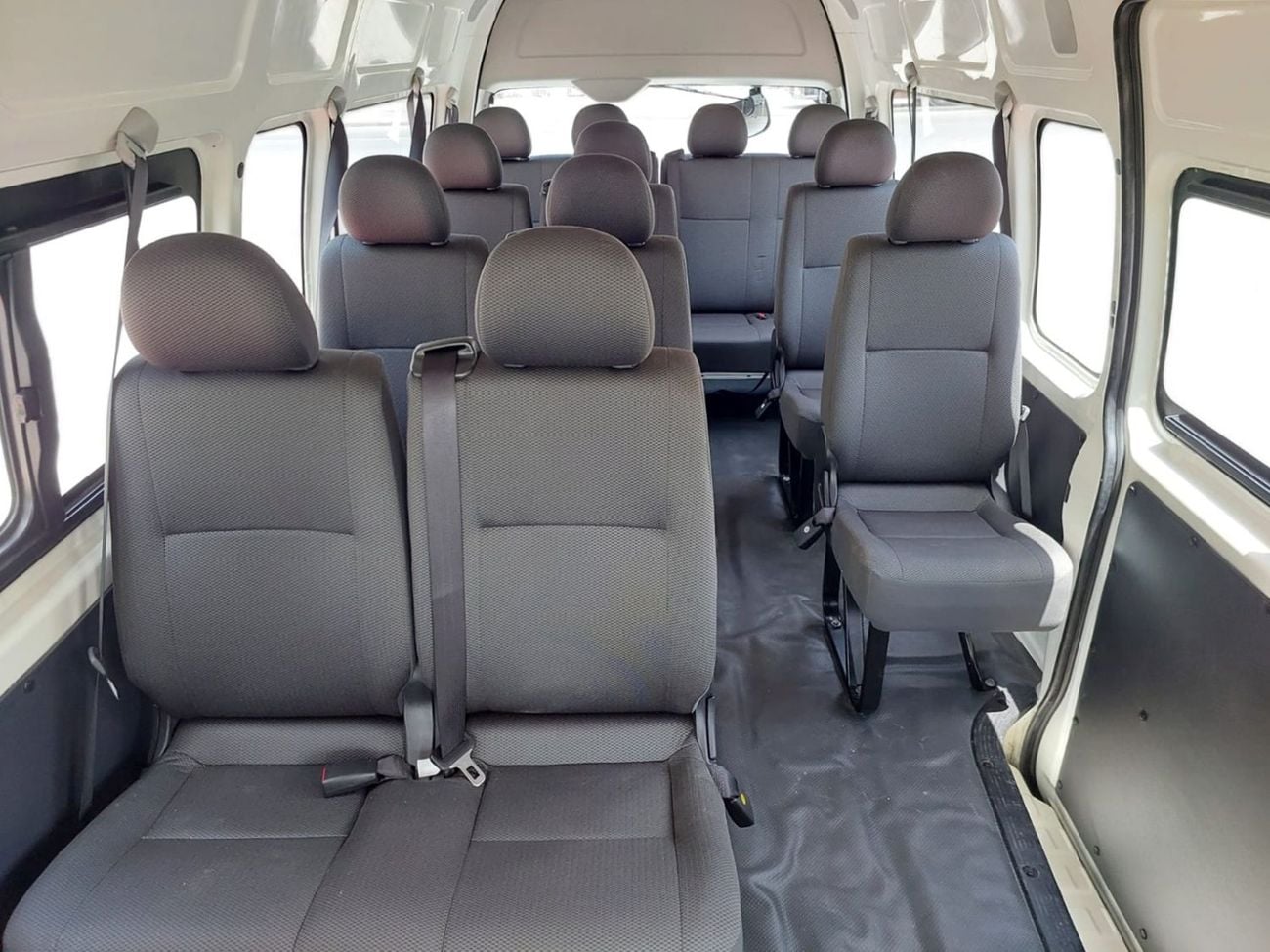 Toyota Hiace TOYOTA HIACE COMMUTER VAN RHD 2016 MODEL 3.0 L DIESEL AUTOMATIC(PM17014)