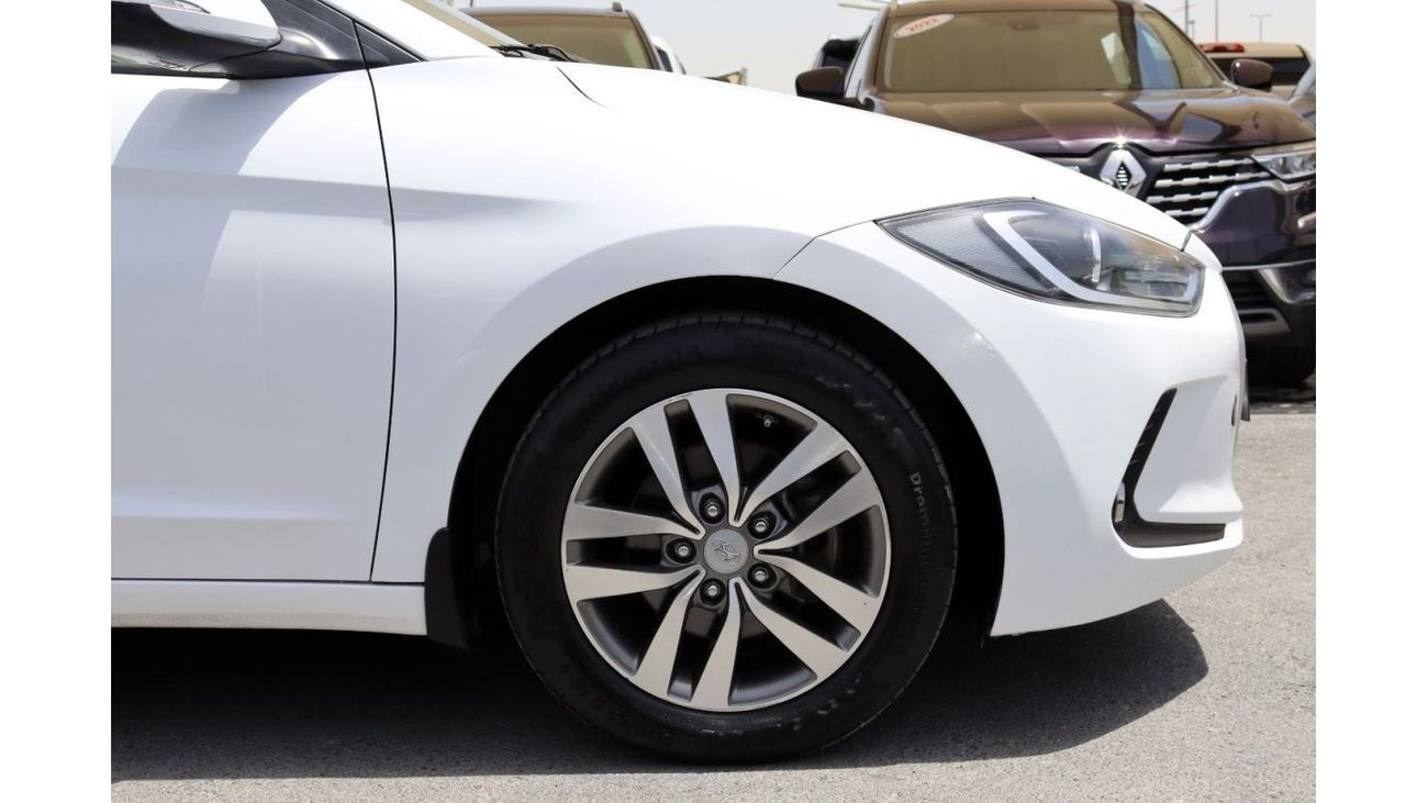 Hyundai Elantra GL High ACCIDENTS FREE - GCC - SUNROOF - ENGINE 1600 CC - PERFECT CONDITION INSIDE OUT