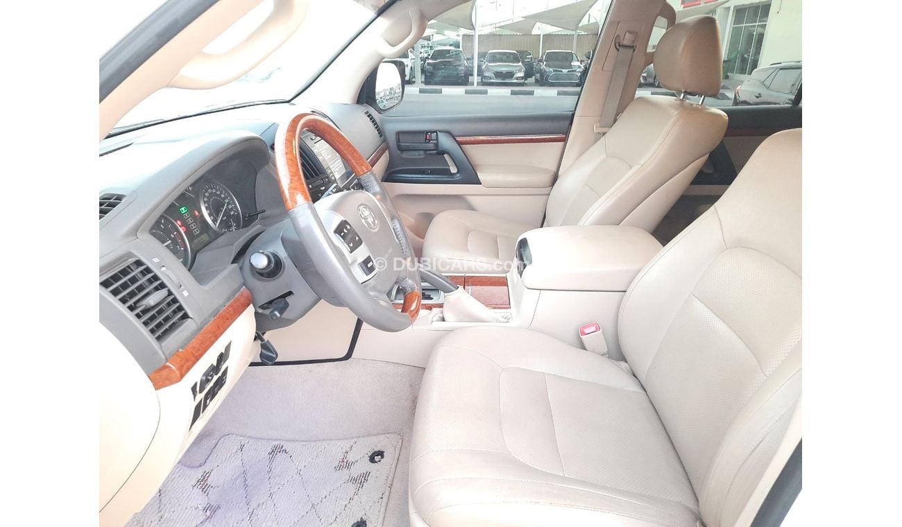 تويوتا لاند كروزر تويوتا لاندكروزر 2013 V8 في اكس ار فل اوبشن بحالة ممتازة للبيع