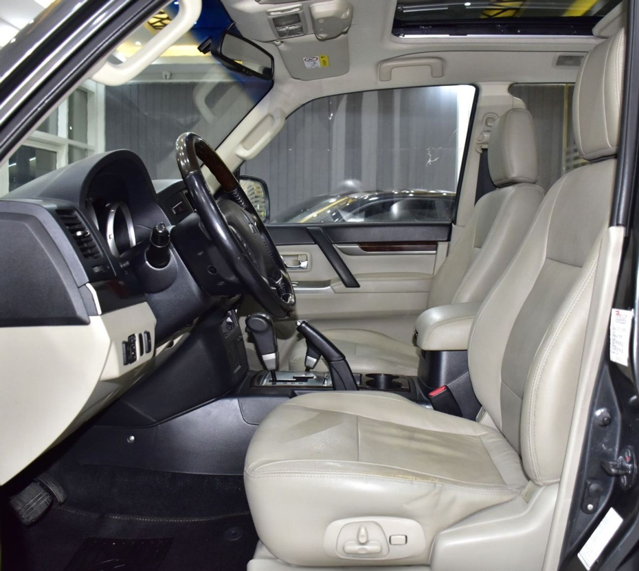 ميتسوبيشي باجيرو EXCELLENT DEAL for our Mitsubishi Pajero GLS ( 2013 Model ) in Grey Color GCC Specs