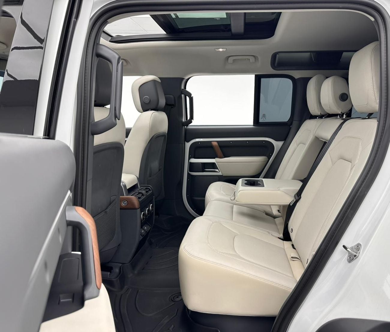 Land Rover Defender 2024 Land Rover Defender 110 HSE, 11/2028 Warranty, 01/2029 Service Contract, Land Rover FSH, GCC