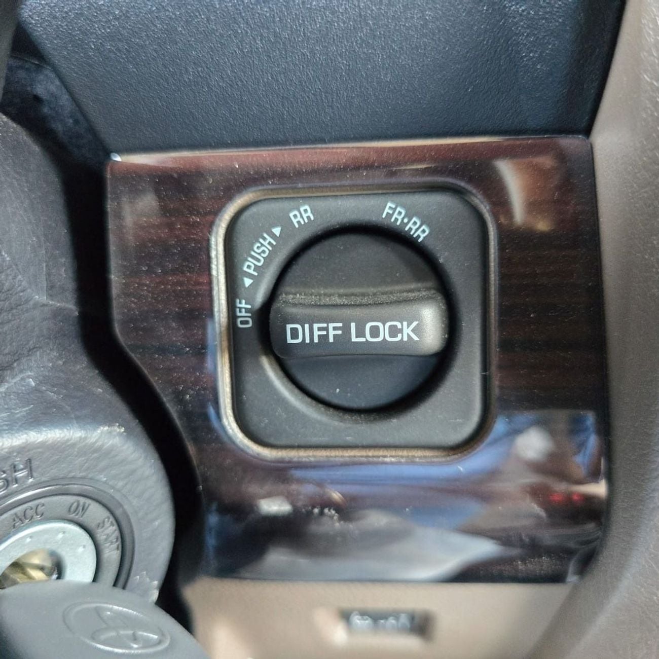 تويوتا لاند كروزر بيك آب 2.8 DIESEL MANUAL TRANSMISSION SINGLE CABIN