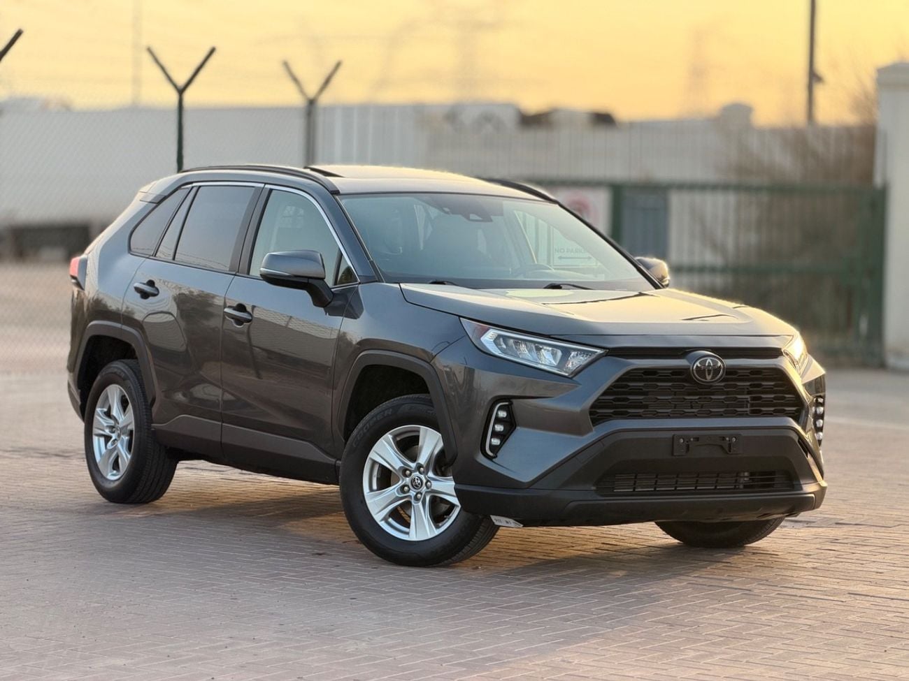 تويوتا راف ٤ XLE 4x4 Drive Full option/ sunroof, push start