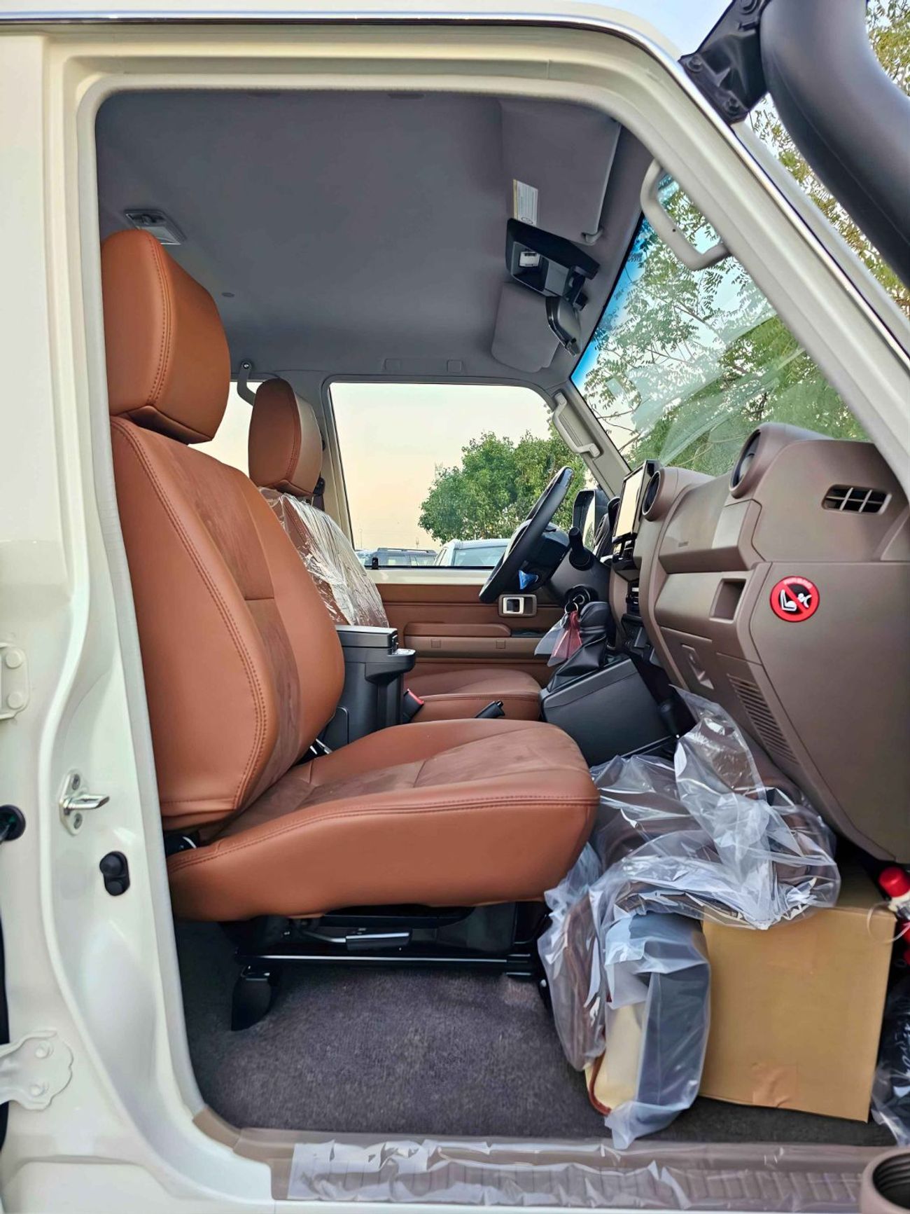 Toyota Land Cruiser 70 LX LC76 5 DOORS / 4.0L V6 PETROL A/T / LEATHER SEATS / DVD+CAMERA/PWR WINDOWS & LOCKS (CODE#H76PAF)