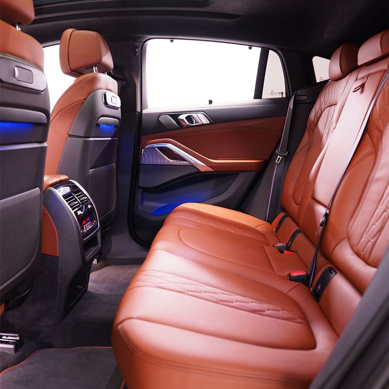 بي أم دبليو X6 2025 BMW X6 M60i xDrive, 2030 BMW Warranty + Service Pack, Fully Loaded, Very Low Kms, GCC