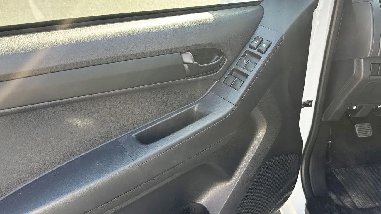 إيسوزو D ماكس ISUZU/D-MAX/2.5L Diesel Double Cabin 4X4 PWR, Alloy Wheel, MT, Mid