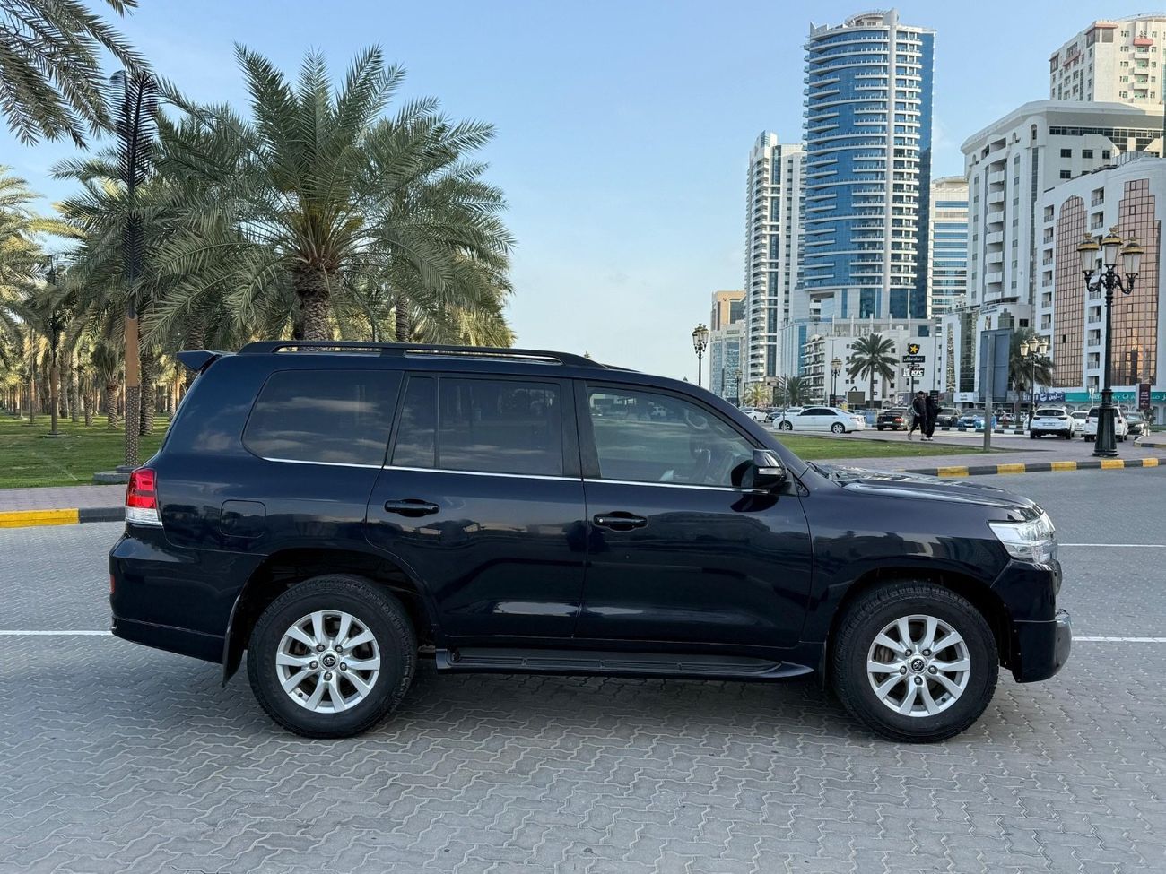 Toyota Land Cruiser 200 Series VX update to Sahara shape