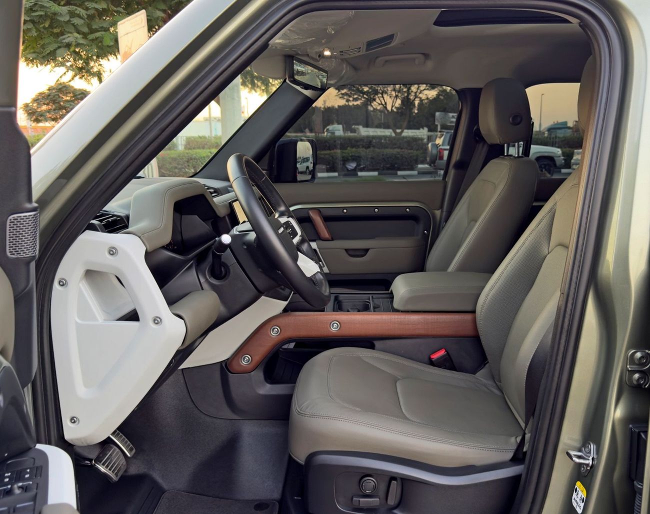 Land Rover Defender P300 110 2.0L (5 Seater) 2024 Land Rover Defender SE P300 (D110), Dealer Warranty, GCC Specification