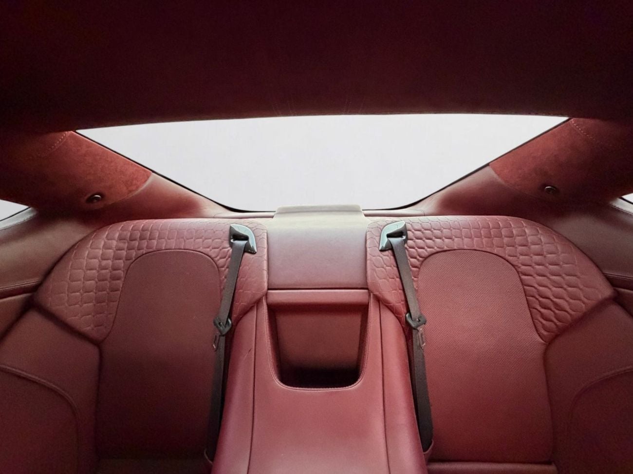 Aston Martin Vanquish STD RARE FULL CARBON SPEC | GCC CAR | V12 ENGINE | 2014