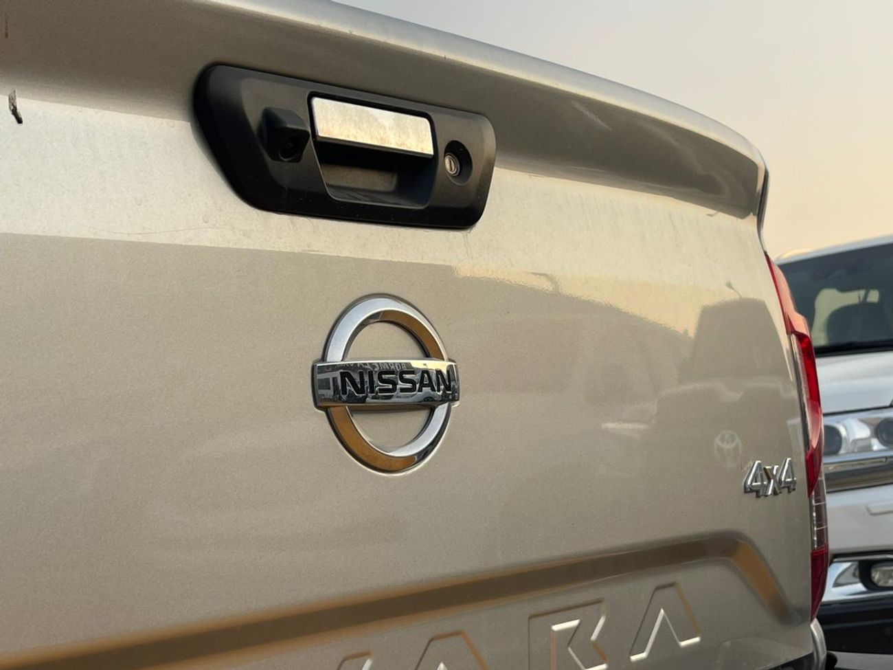 Nissan Navara G 2.5L 4WD M/T Nissan Navara Double Cab  2.5L Petrol 4WD 5 Seater MT