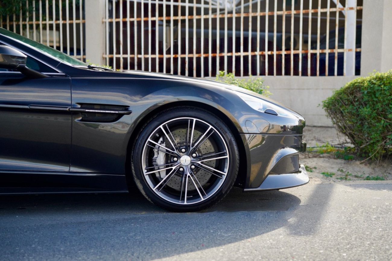 Aston Martin Vanquish Aston Martin Vanquish Carbon Black
