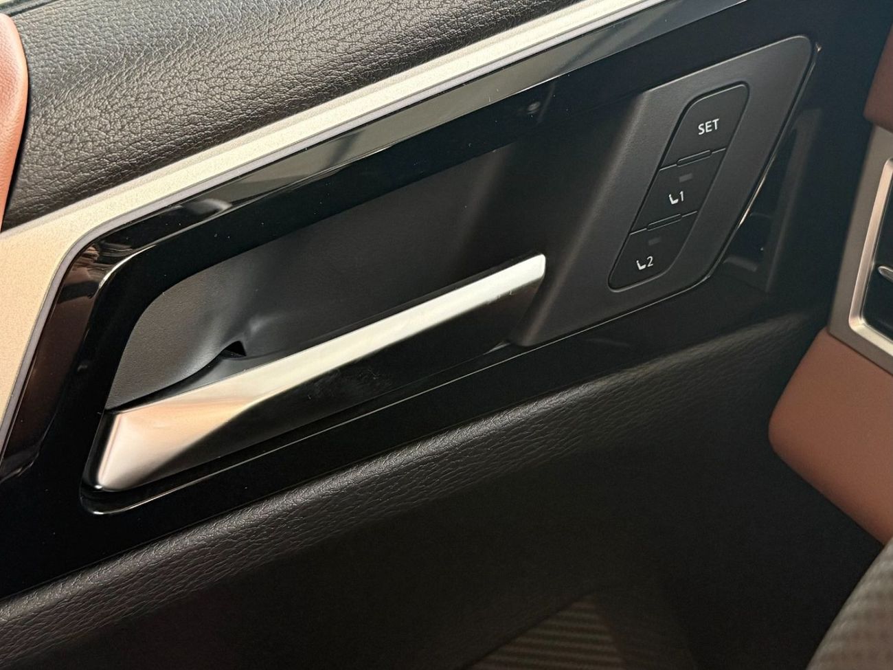 ميتسوبيشي آوتلاندر OUTLANDER 2.5 P-LINE 4WD **EXPORT ONLY**التصدير فقط خارج الخليج**