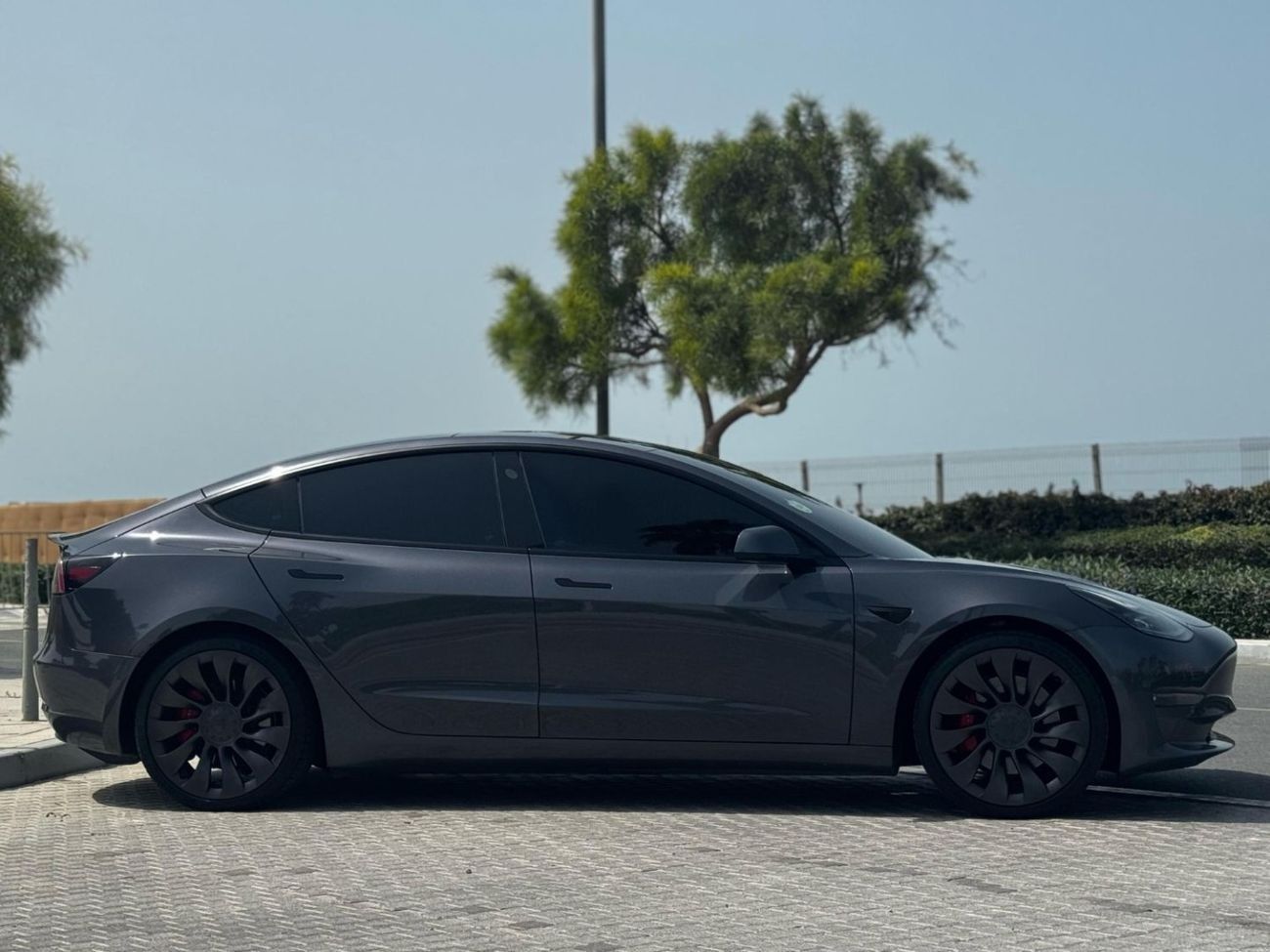 Tesla Model 3 TESLA MODEL 3 PERFORMANCE DUAL MOTOR LONG RANGE Model: 2021 Milage 84.000km Price: 110.000 dirhams (