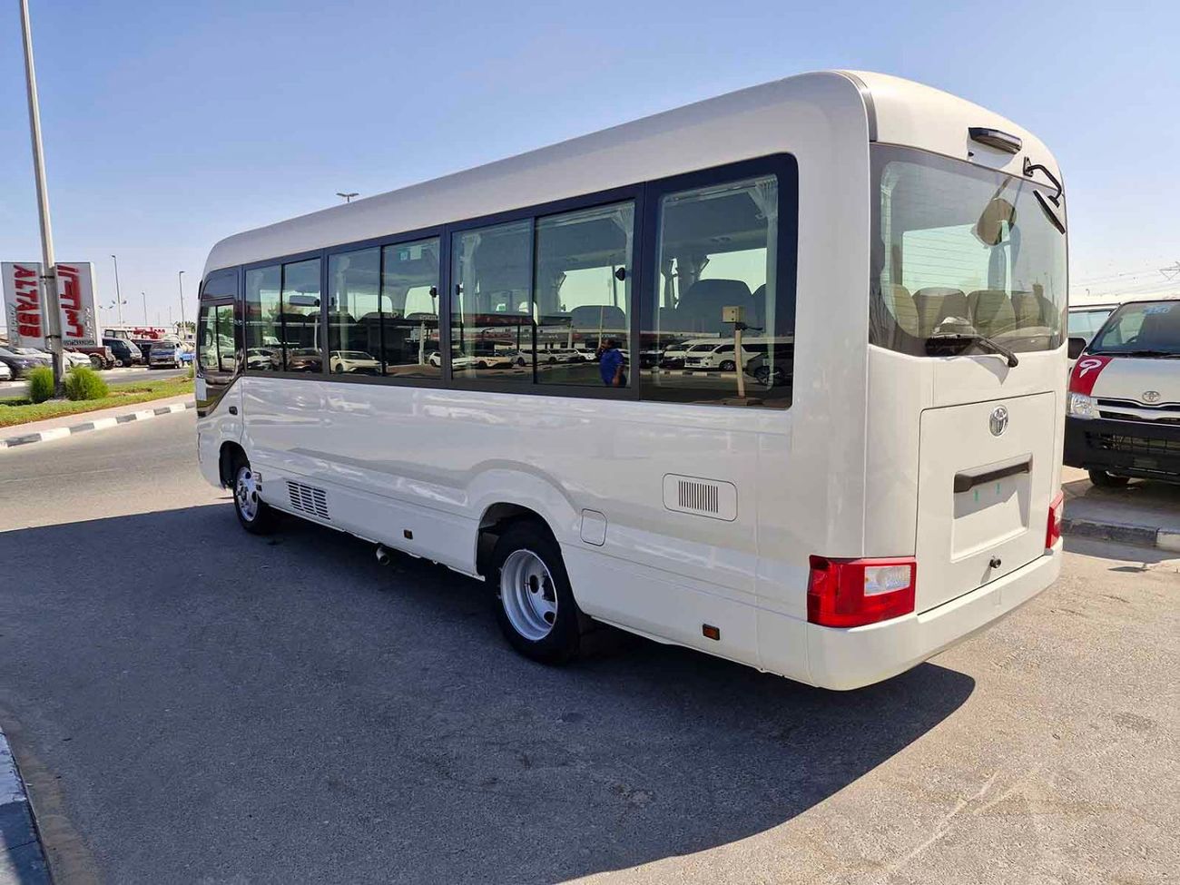 تويوتا كوستر ECTALM003 - 2025 Toyota Coaster – 2.8L Diesel Auto – 22 Seats, Cool Box