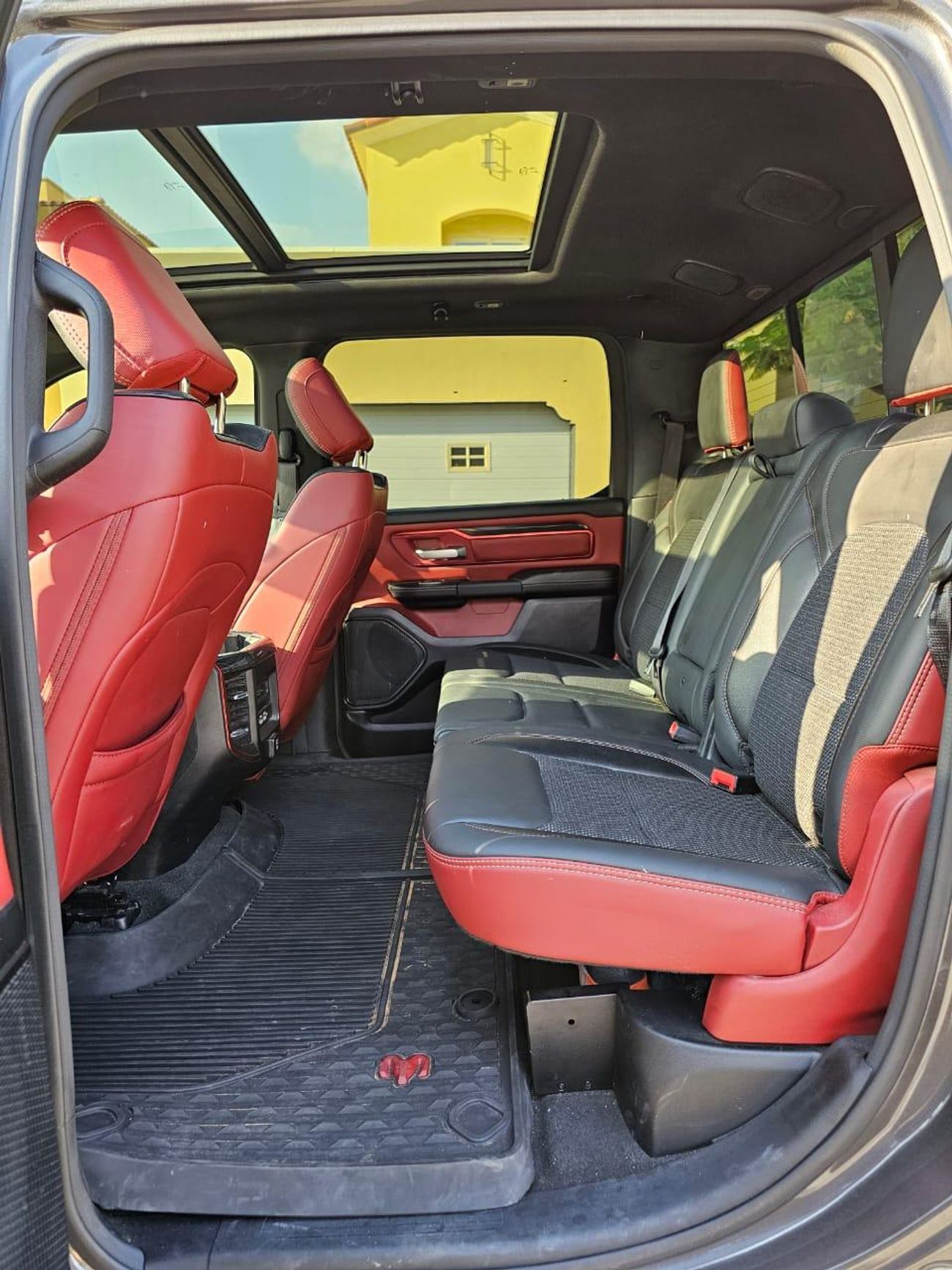 RAM 1500 RAM REBEL/ PANORAMIC ROOF/ 2 TONE LEATHER/ DUAL TRUNK/ CANADIAN CLEAN TITLE