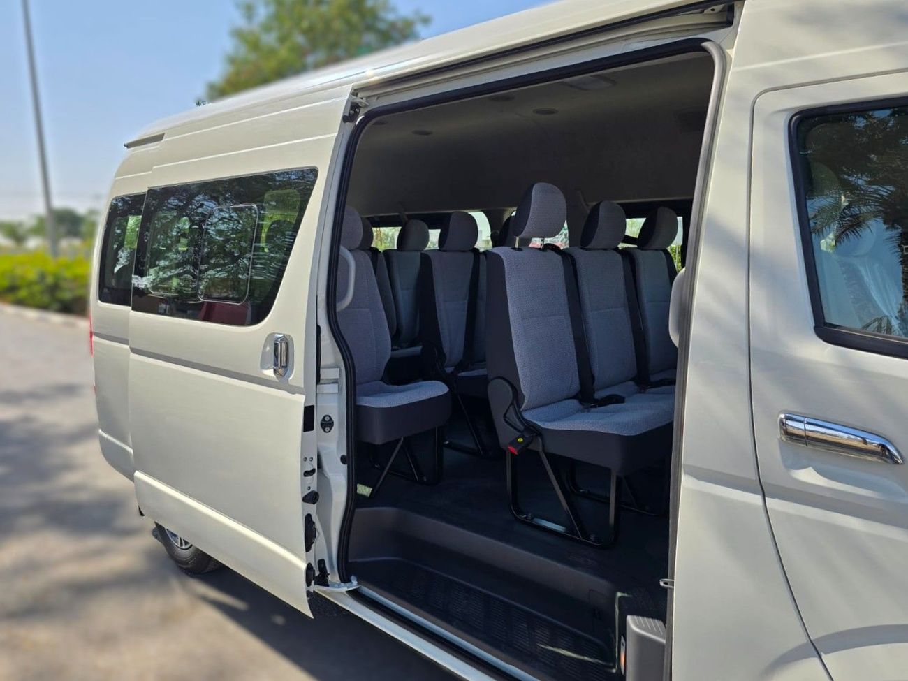 تويوتا هاياس Hiace 2.5L High Roof Diesel GL 2.5L 15-passenger