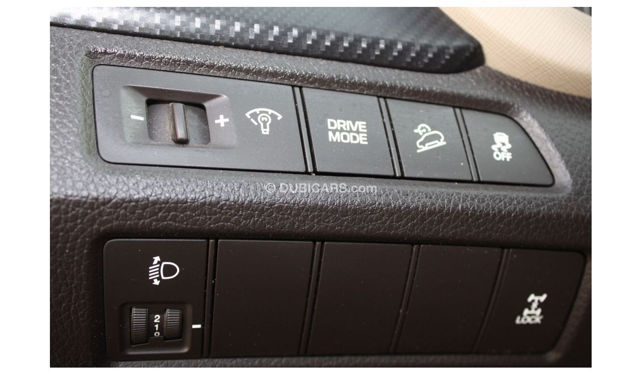 Hyundai Santa Fe Hyundai Santa Fe 2018 GCC 6 cylinder in excellent condition without accidents, very clean from insid