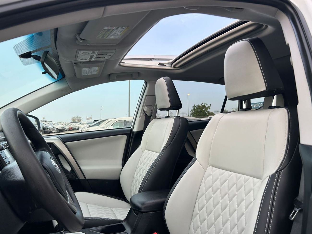 Toyota RAV4 2015 Toyota Rav4 2.5 L V4 Rear Camera - Sunroof - Leather Seat //