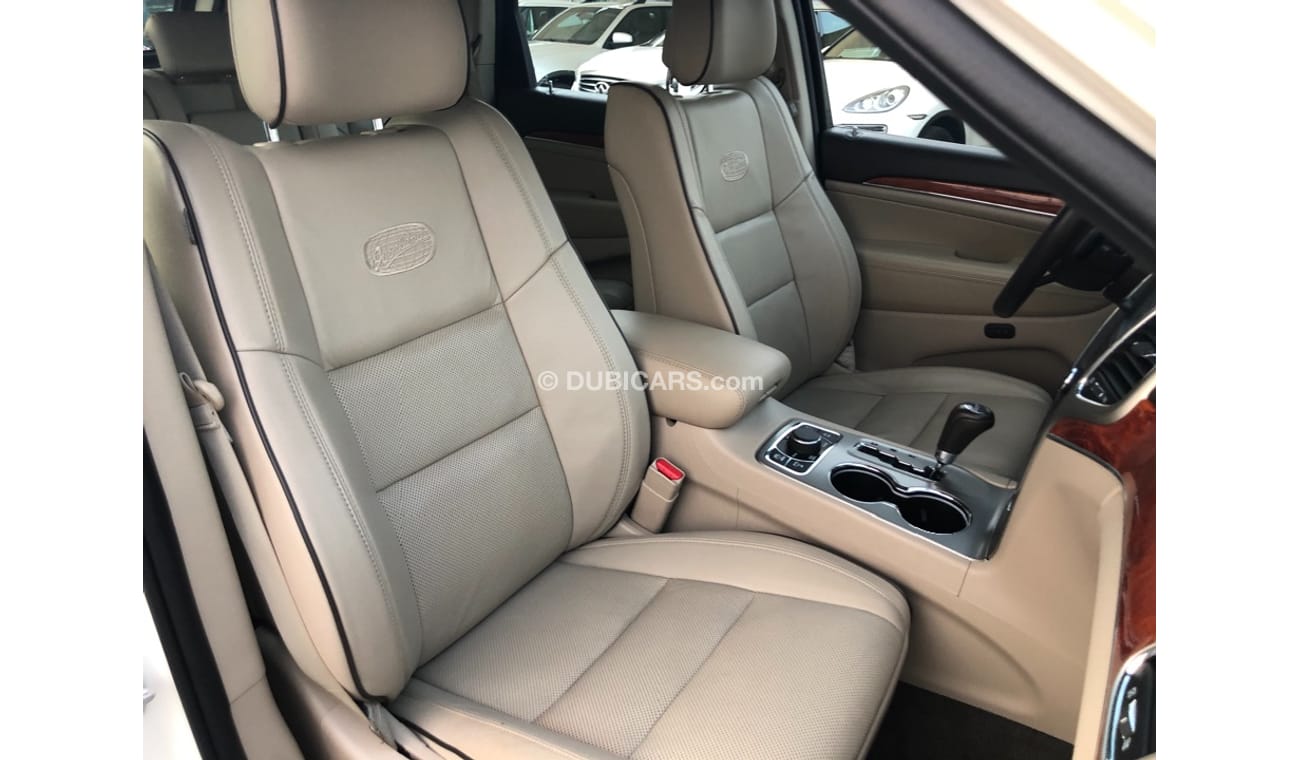 جيب جراند شيروكي موديل 2012 خليجي فل مواصفات كراسي جلد ومثبت سرعه وتحكم كهربي كامل ونظام صوت ممتاز وكاميرا خلفيه ومدخ