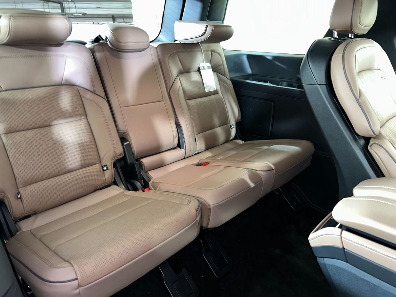 Lincoln Navigator Presidential 3.5L N1925 / AL TAYER MOTORS / AL QOUZ SHOWROOM