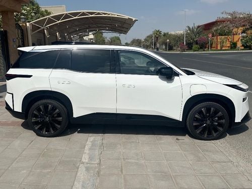 تويوتا BZ3X فول اوبشن ٦١٠ كم كهربائي