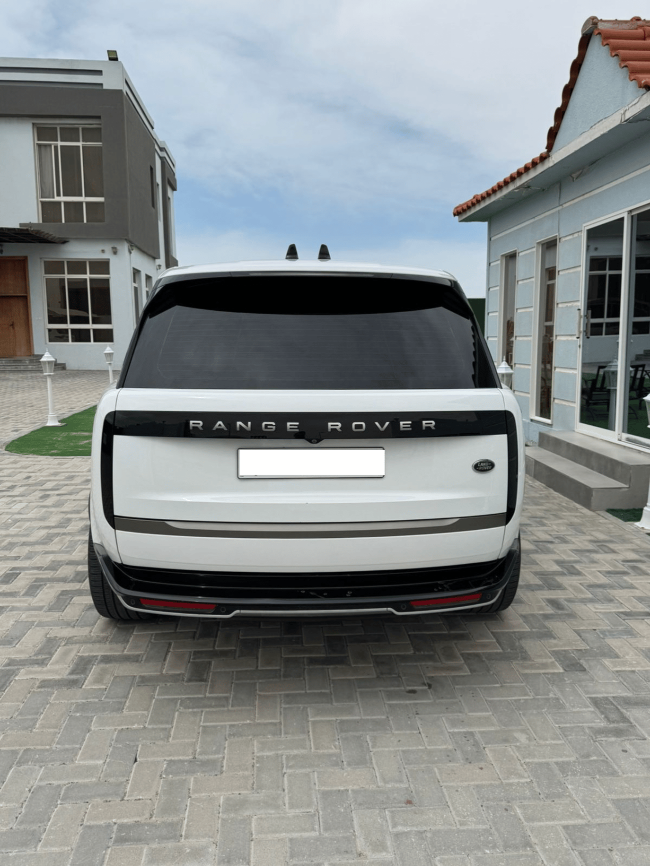 Land Rover Range Rover LWB HSE P530 4.4L - Vouge 2022 - Under Warranty - Perfect Condition- GCC Specs - Full Service Histor