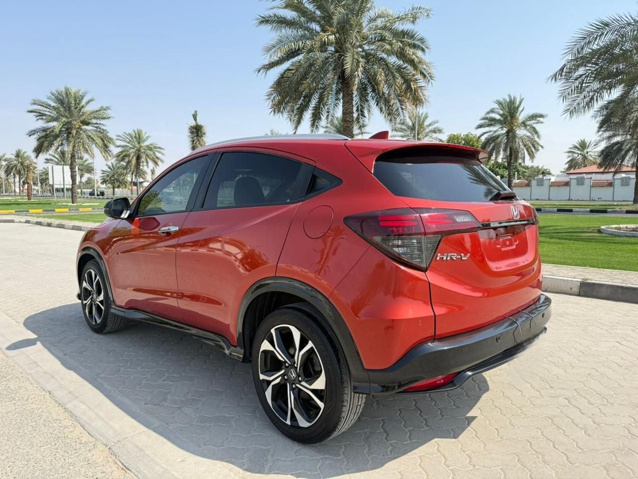 هوندا HRV RS 1.8L v4 petrol engine RHD 2WD Automatic transmission 5 Seats Suv with 5 doors