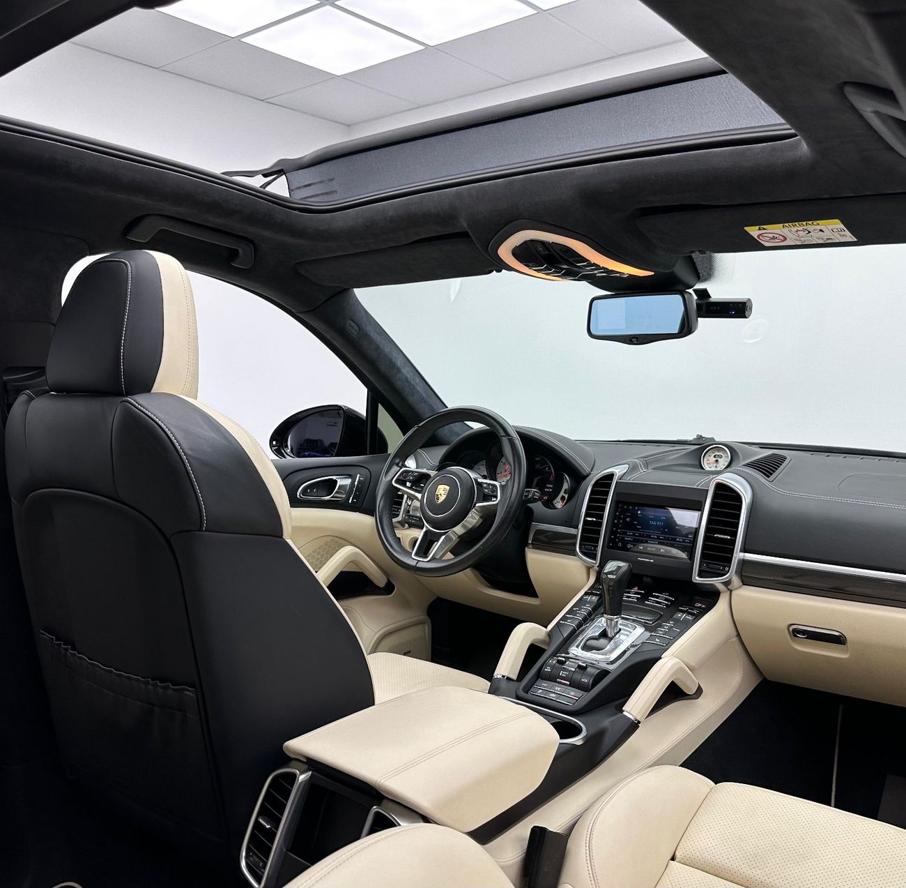 Porsche Cayenne Turbo S 4.8L (570 HP) 2016 Porsche Cayenne Turbo S, Service History, Carbon Fiber Interior, Excellen