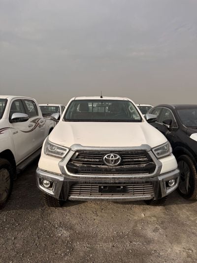 Toyota Hilux 2.7L - Super White Inside Red