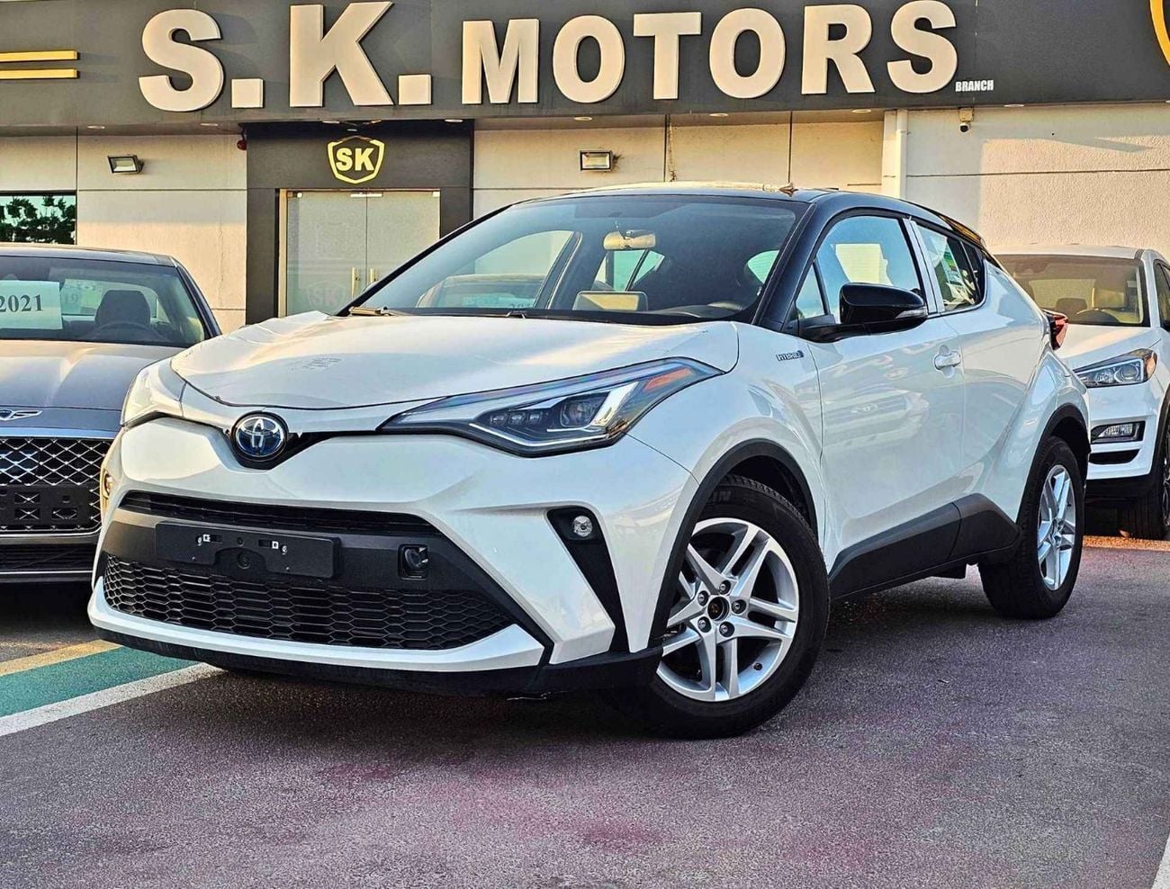 تويوتا CHR LUXURY / 1.8L HYBRID / DOUBLE TONE / PUSH START / LEATHER SEATS / FULL OPTION (CODE# 67991)