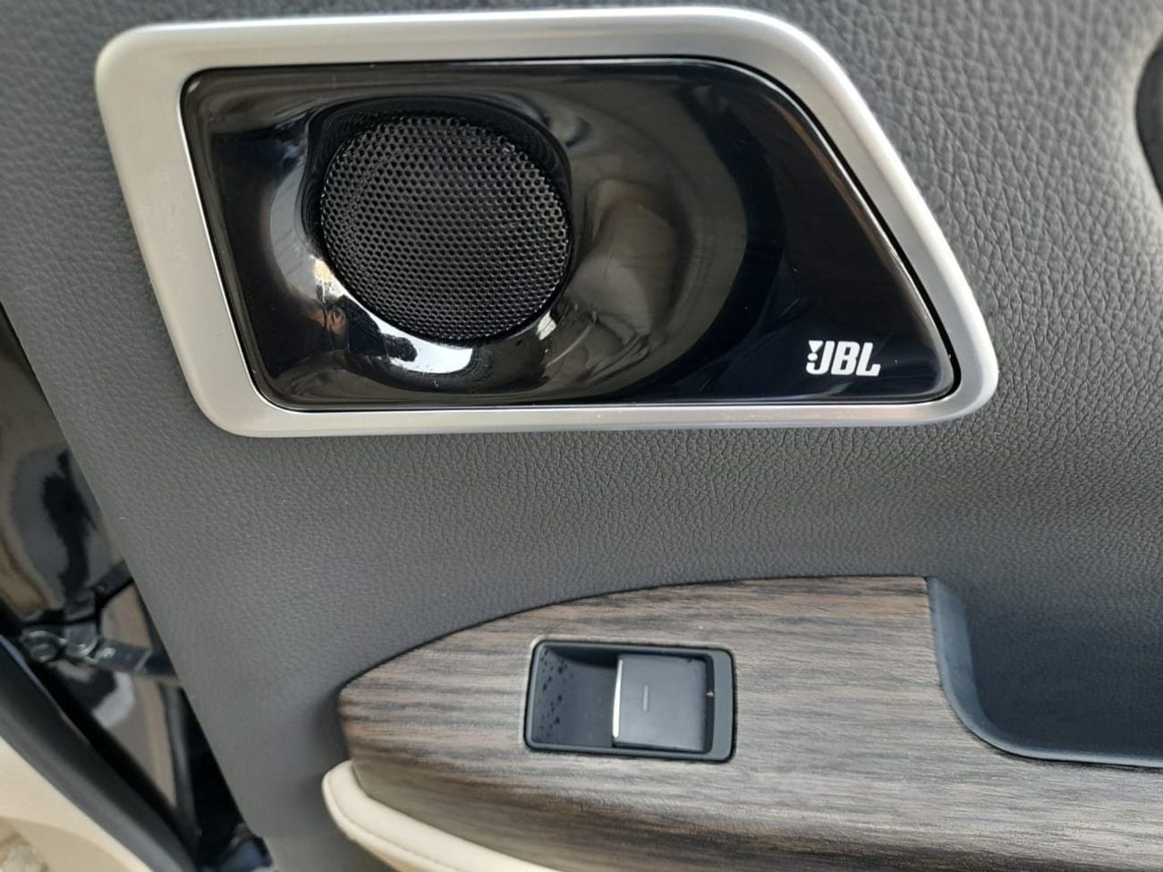 تويوتا لاند كروزر Right-Hand drive Diesel ZX black with biege