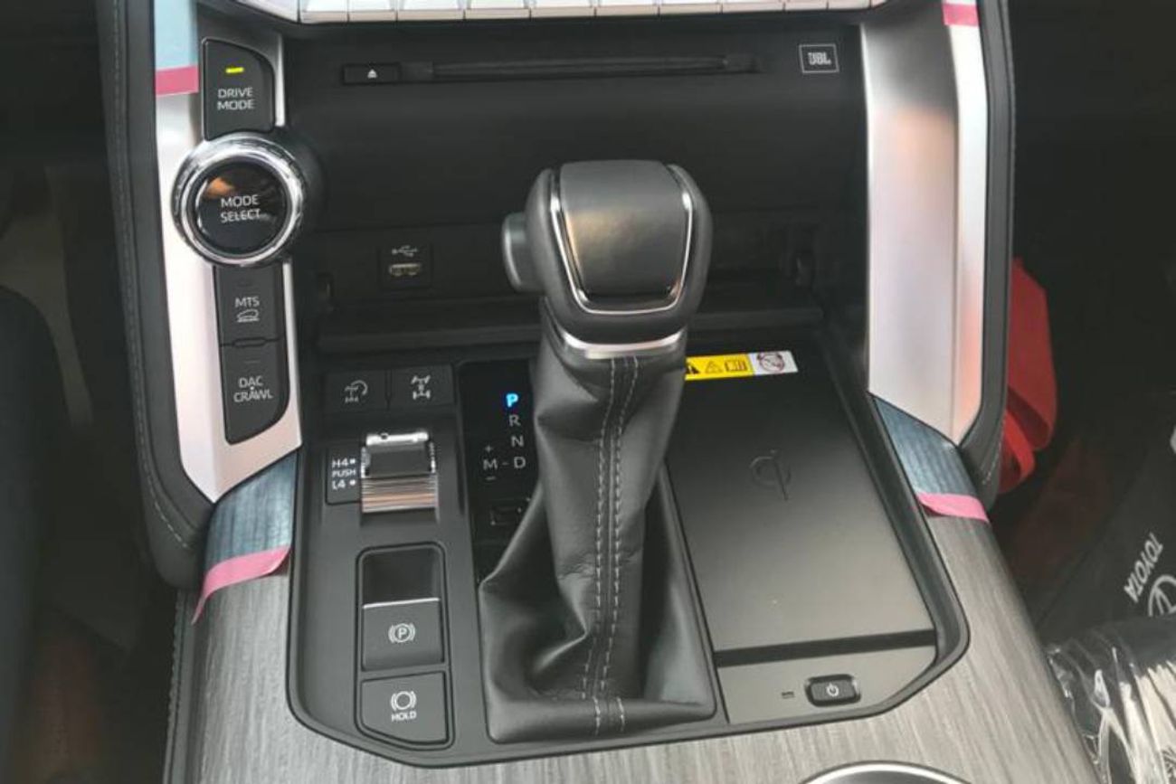 تويوتا لاند كروزر ZX 3.5L PET A/T Floor 23YM - 7 SEATERS - EURO - WHT_RED (EXPORT OFFER)