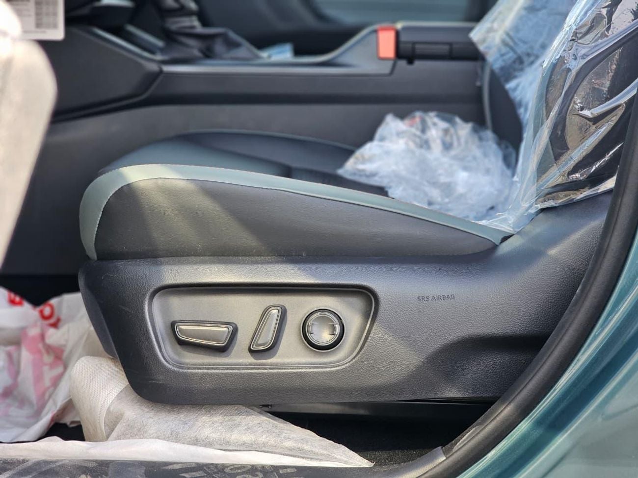 Toyota RAV4 XLE HEV ( FOR RE-EXPORT OUTSIDE GCC COUNTRIES ONLY )