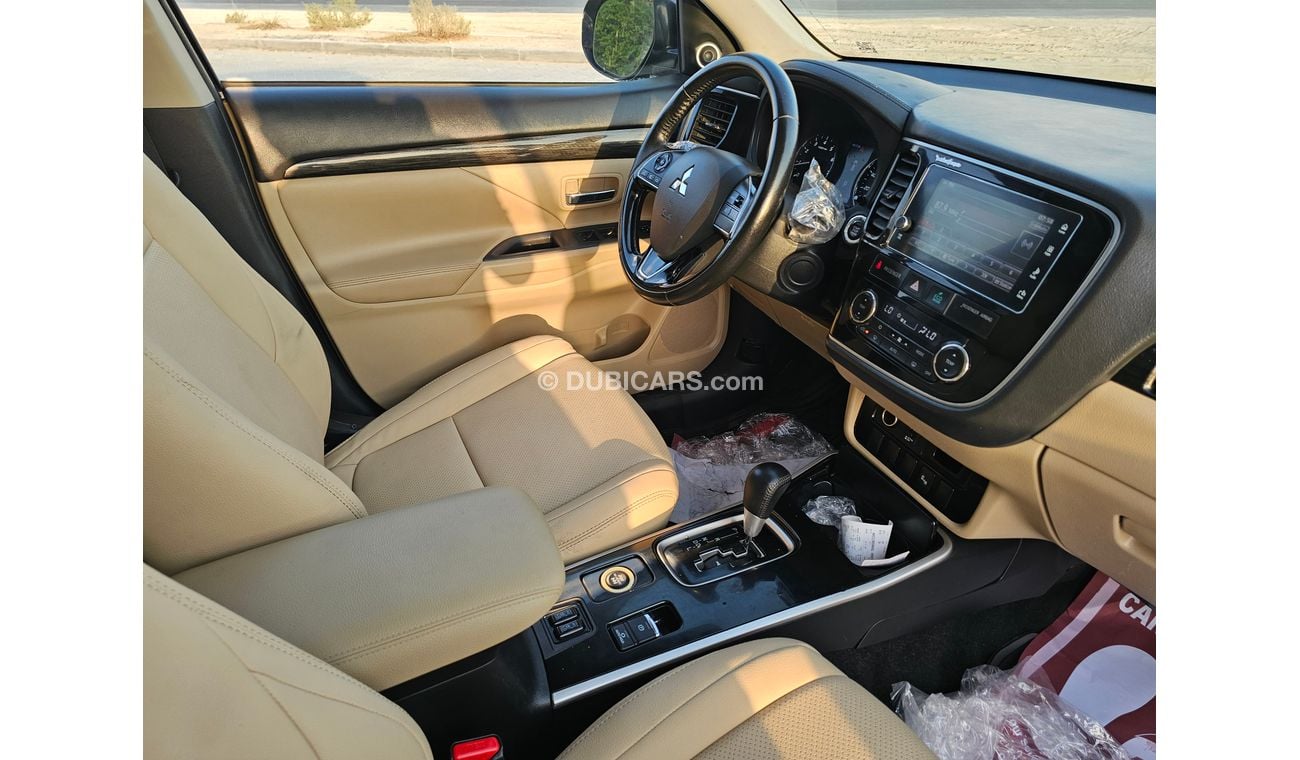 ميتسوبيشي آوتلاندر Full Option | Sunroof | Original Airbags | 7 Seats